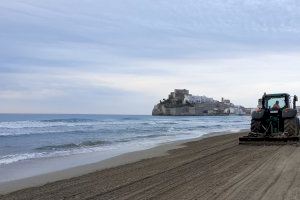 Peñíscola ha destinado 2500 horas a la limpieza y desinfección de sus playas este julio