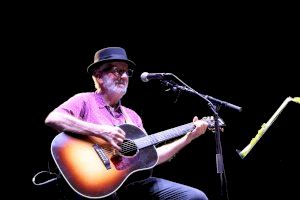 Pancho Varona canta y cuenta décadas de éxitos