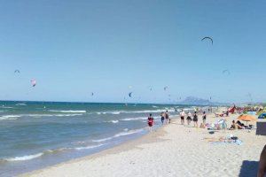 Kitesurfistas en la playa de Oliva