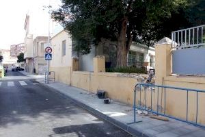 El Ayuntamiento de Elda reforma el muro de la calle Ramón Nocedal para aumentar la seguridad de los usuarios de la asociación de Alzheimer