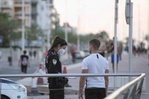 La Policia Local de Gandia sanciona a una persona a la platja per no portar mascareta