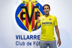 Dani Parejo posa por primera vez con la camiseta del Villarreal CF