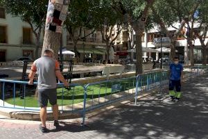 El Ayuntamiento cierra al tránsito de personas la plaça de Baix como medida preventiva de seguridad ante la caída de una segunda rama