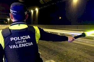 Intenta atropellar a un policía en Valencia por advertirle de que no llevaba la mascarilla
