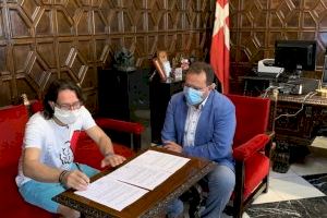 El Ayuntamiento de Sueca y Arrima't ratifican el convenio que regulaba la confección de mascarillas por parte de ADOPS