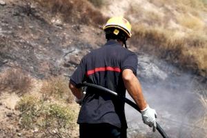 Bomberos del SPEIS controlan con celeridad un incendio junto a las vías del tren en San Gabriel de monte bajo y matorrales
