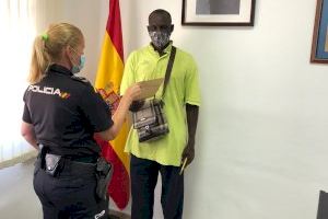 La Policía Nacional entrega 4.350 euros a su propietario tras perderlos hace 10 meses