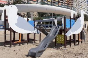 El Ayuntamiento de Alicante remodela los juegos infantiles en la playa del Postiguet