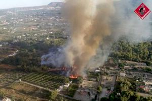 Un incendio en Xàbia arrasa dos hectáreas de pinada junto a una urbanización