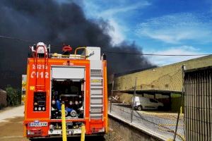 Important incendi a una fàbrica de mobles a Bétera
