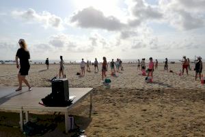 Més de 6.000 persones fan esport aquest estiu a la platja de la Malva-rosa