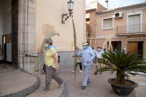 Grupos de peregrinos acuden durante la pandemia a rezar ante la Virgen contra las Fiebres en Canet d´en Berenguer