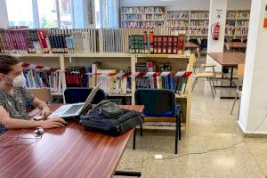 La Biblioteca Cristóbal Zaragoza de la Vila Joiosa adecúa sus mesas de estudio con conexiones para dispositivos móviles y portátiles