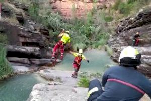 Complicada maniobra en helicòpter per a rescatar a un ferit en el riu de Cirat