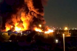 Un incendi arrasa un important magatzem de cítrics a Burriana