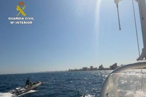 La Guardia Civil intercepta una embarcación sin tripulante frente a la costa del Campello