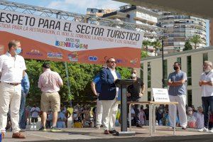 Centenars de persones es manifesten a Benidorm demanant ajuda al sector turístic