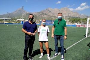 La futbolista profesional nuciera Alba Santamaría  realiza su “puesta a punto” en La Nucía