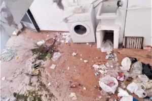 El PSOE exige "al equipo de Gobierno que limpie las zonas exteriores de los inmuebles de propiedad municipal de la Plaza del Prelado Antonio Bayona de Benidorm"