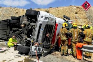 Complicado rescate al conductor de un camión tras accidentarse en la AP-7 de Alicante