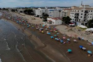 La vigilancia con drones confirma el respeto a la distancia de seguridad y control de aforos en las playas de Alcossebre