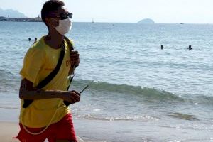El servicio de socorrismo realiza con éxito un simulacro de salvamento en la playa Centro de la Vila Joiosa
