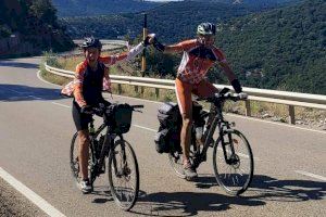 Ramón y Pamela recorren una de las diez rutas de la aventura solidaria en sus bicicletas