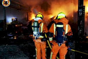 Un incendio calcina un almacén de chatarra en Sollana