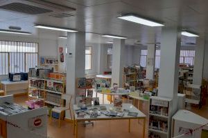 El Ayuntamiento de Villena termina el repintado integral de la biblioteca de La Paz y renueva su sistema de climatización