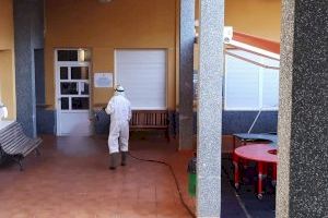 Aspe incrementa las tareas de limpieza y desinfección en los colegios y sus accesos