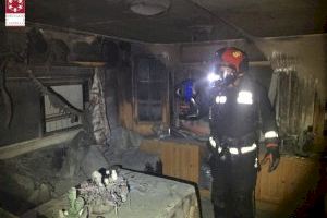 Un incendi en el càmping de Moncofa calcina una caravana