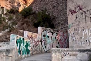 Compromís per Alacant denuncia la brutícia i falta de manteniment en la muralla per als vianants del Castell de Santa Barbara