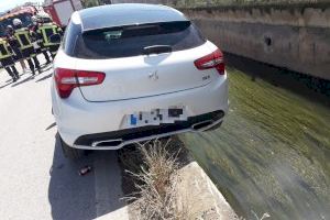 Rescatan a un conductor tras caer con su coche a una acequia en Valencia
