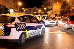 La Policía Local detiene de madrugada a dos personas, una en la isla de Tabarca por un presunto delito de atentado a la autoridad y otra por delito de seguridad vial y conducción temeraria en Alicante
