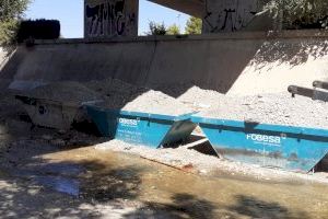 El Ayuntamiento de Elda acondiciona el cauce del río Vinalopó antes de que comience la temporada de lluvias torrenciales