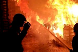 Les impactants imatges que deixa un incendi en una fàbrica de palets de Sant Vicent del Raspeig