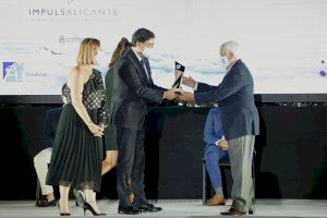 El alcalde de Alicante entrega el reconocimiento a la responsabilidad social corporativa a  Esatur en los Premios Fundeun
