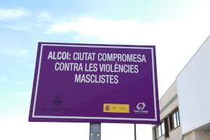 Alcoy coloca tres placas con el compromiso de luchar contra las violencias machistas