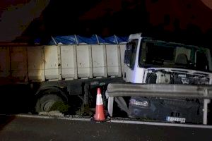 La Policía Local interviene de madrugada en un aparatoso accidente con vuelco de un camión semirremolque de la UTE en el Rebolledo