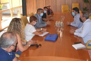 El alcalde Luis Barcala recibe a la nueva directiva de la Federación Alicantina de Moros y Cristianos, que preside Juan de Dios Bermúdez