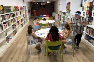 446 niños disfrutan de las actividades de la Biblioteca Tirisiti de Alcoy durante el verano