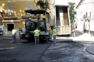 Xàtiva realitza tasques d’asfaltat en la plaça dels vint-i-cinc dolls i en l’avinguda Lluís Despuig