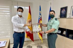 El Comandante Jefe de la Compañía de la Guardia Civil de Torrevieja, Antonio J. Leal, se despide del alcalde de la ciudad
