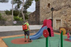 Les Coves de Vinromà reforça el servei de neteja i desinfecció als parcs infantils i la zona esportiva