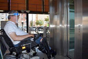 La Generalitat facilita mandos a distancia de los ascensores de Metrovalencia a las personas con discapacidad específica