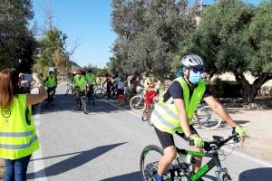 El Ayuntamiento organiza una Yincana en bicicleta con decenas de familias por el itinerario de las Torres de la Huerta en la Semana de la Movilidad en Alicante