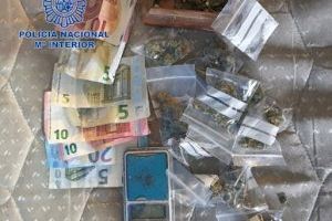 La Policía Nacional detiene a una pareja por vender droga a las puertas de su casa