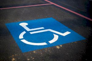 Un año de cárcel por aparcar en una plaza de discapacitados sin acreditación