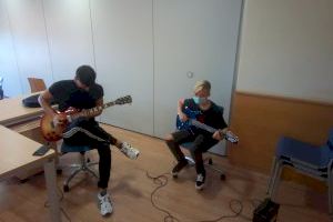 Las guitarras eléctricas “vuelven a sonar” en el Centre Juvenil de La Nucía