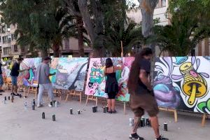 Cinco artistas locales del grafiti pintan sendos lienzos en una intervención colectiva llamada ‘Graffusió’